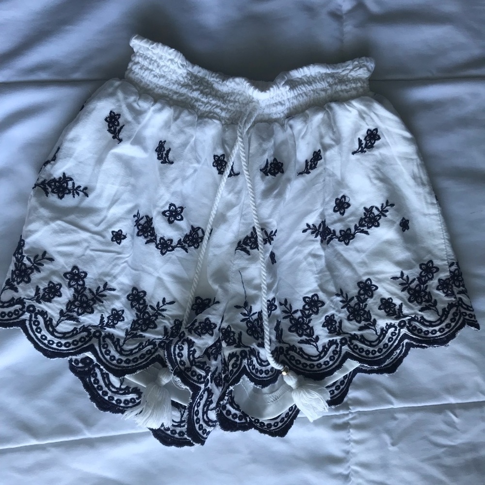 Comfy embroidered shorts